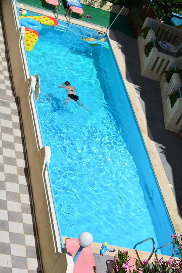 Amaril Apartment พลาตาเนส ภายนอก รูปภาพ